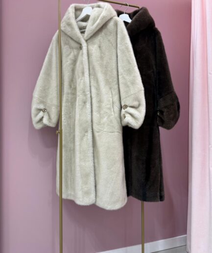 ECOPELLICCIA LUNGA CON DETTAGLI GIOIELLO Y60C