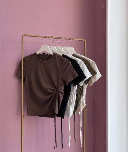 T-SHIRT CROP CON ARRICCIATURA LATERALE Z7618