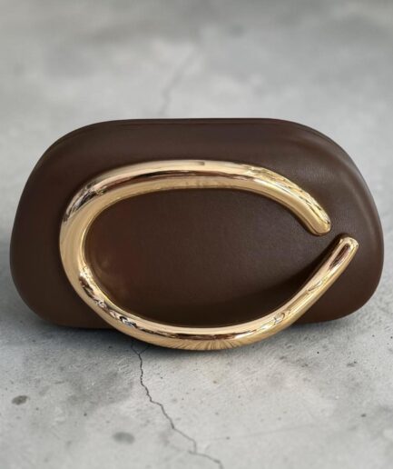 CLUTCH RIGIDA MARRONE CON MANICO IN METALLO
