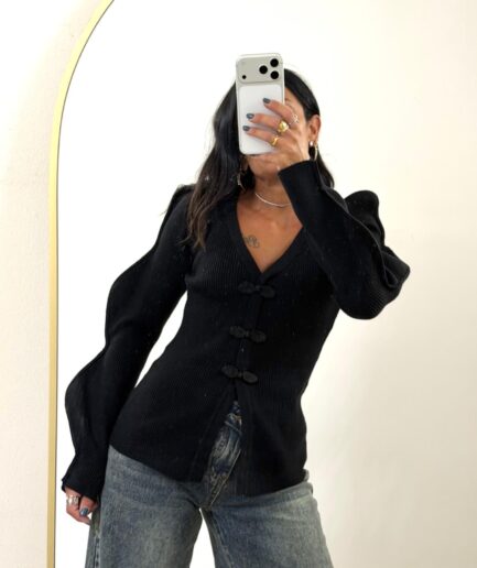MAGLIA CON ALAMARI E MANICHE ONDULATE PL15950